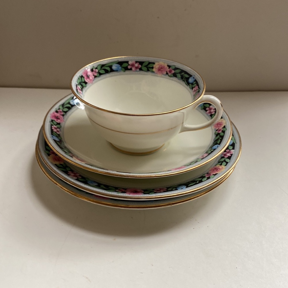 Vintage Ainsley Porcelain cup and saucer and 2 dessert plates. - Picture 2 of 8